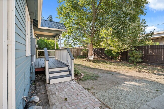 Building Photo - 531 Clay St