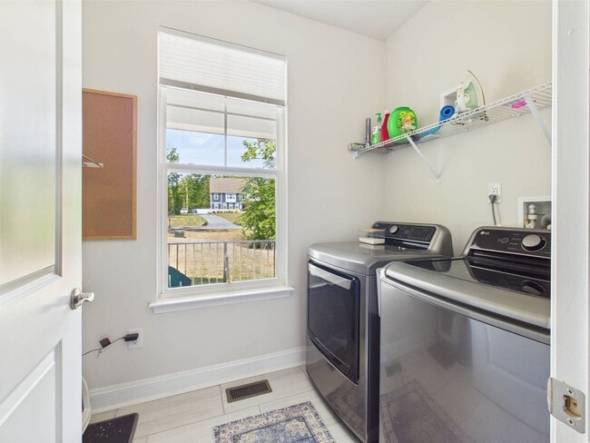 Building Photo - Stunning 5 Bedroom 4.5 Bathroom Located in...