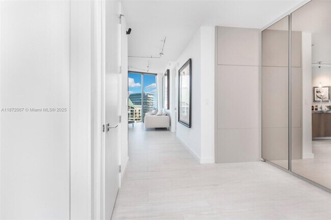 Building Photo - 2831 S Bayshore Dr