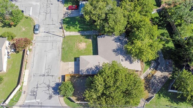 Building Photo - 1800 Nicole Cir