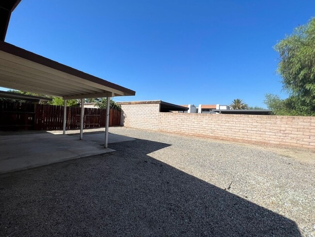 Building Photo - Upgraded granite kitchen and bath! 55+ community