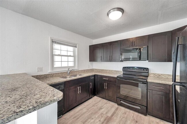 Building Photo - 108 Pompano Dr SE