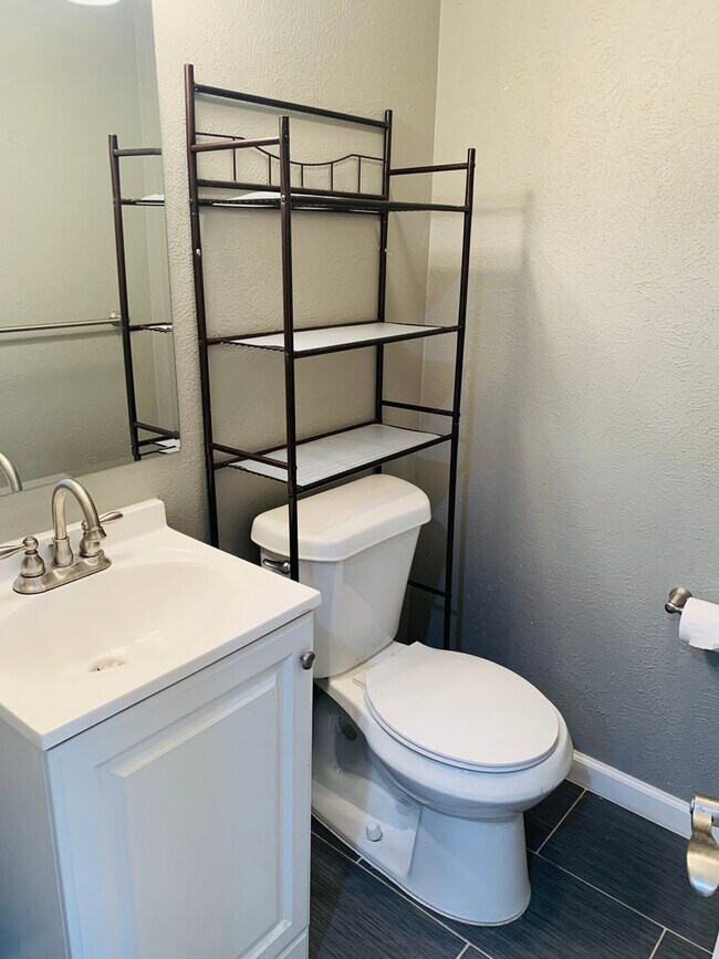 Building Photo - Updated 2 Bedroom 1.5 Bath in Westminster