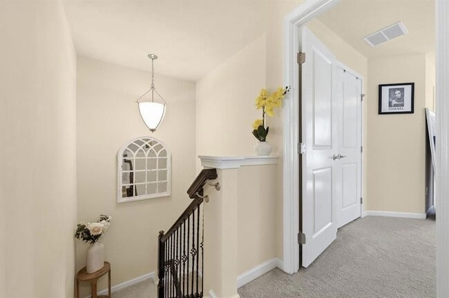 Building Photo - 601 Pointe View Dr