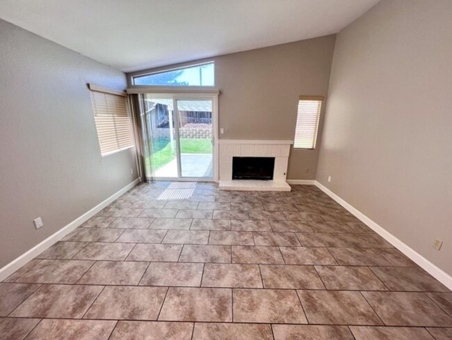 Building Photo - Coming Soon! 3 Bedroom SINGLE STORY home located in Murrieta for LEASE!