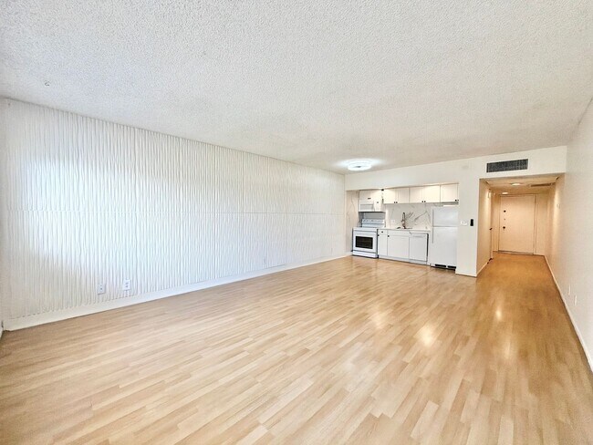 Building Photo - AVAILABLE NOW!! Studio - 1 Bathroom Condo near Downtown Palm Springs!