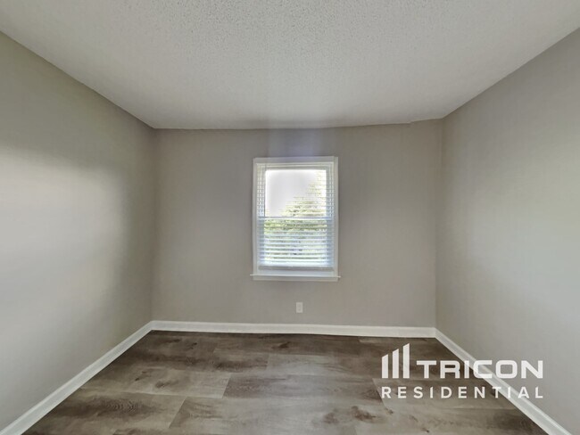 Building Photo - 5029 English Village Dr
