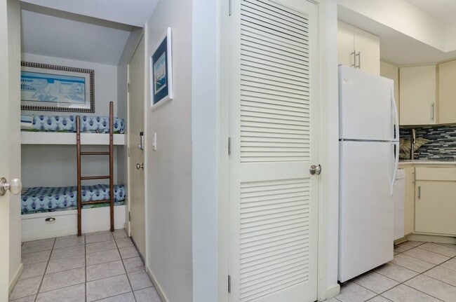 Building Photo - 1102 N Lumina Ave