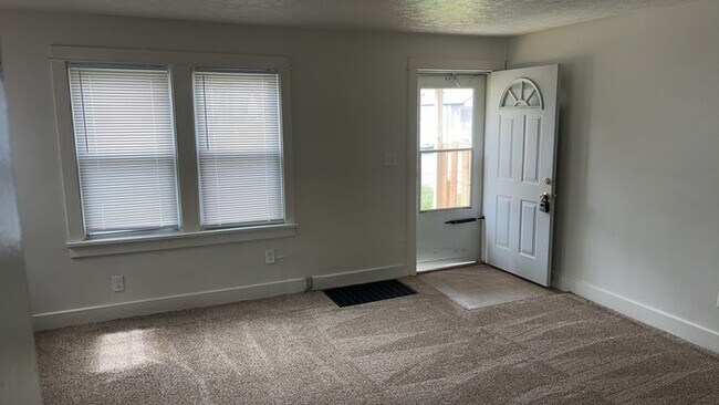 Building Photo - 32 Stafford Ave