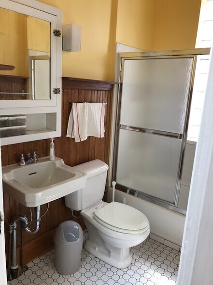 Full bathroom on the 2nd floor (photo August 2018) - 3284 Dawson Street