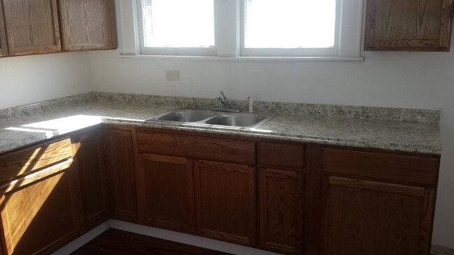 Building Photo - Two Bedroom One Bath Newly Renovated Charl...