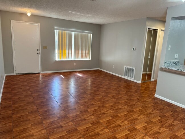 Building Photo - Spacious 3 bedroom, 2 bathrooms multiplex unit.