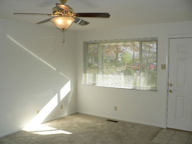 Building Photo - Hickory House Apt.