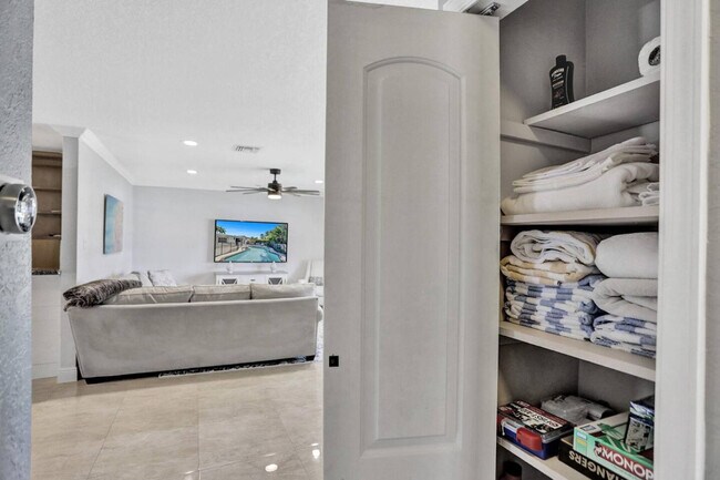 Building Photo - 2600 NE 52nd Ct