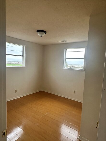 Building Photo - 823 Avenue K