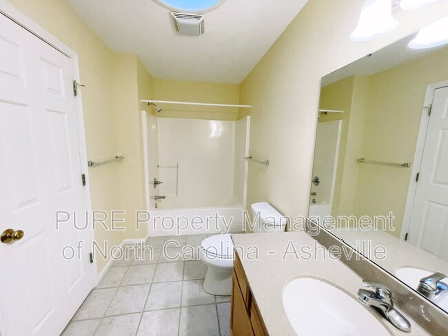 Building Photo - 15 Spring Village Ln