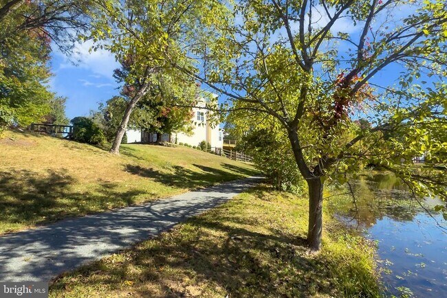 Building Photo - 2410 Dakota Lakes Dr