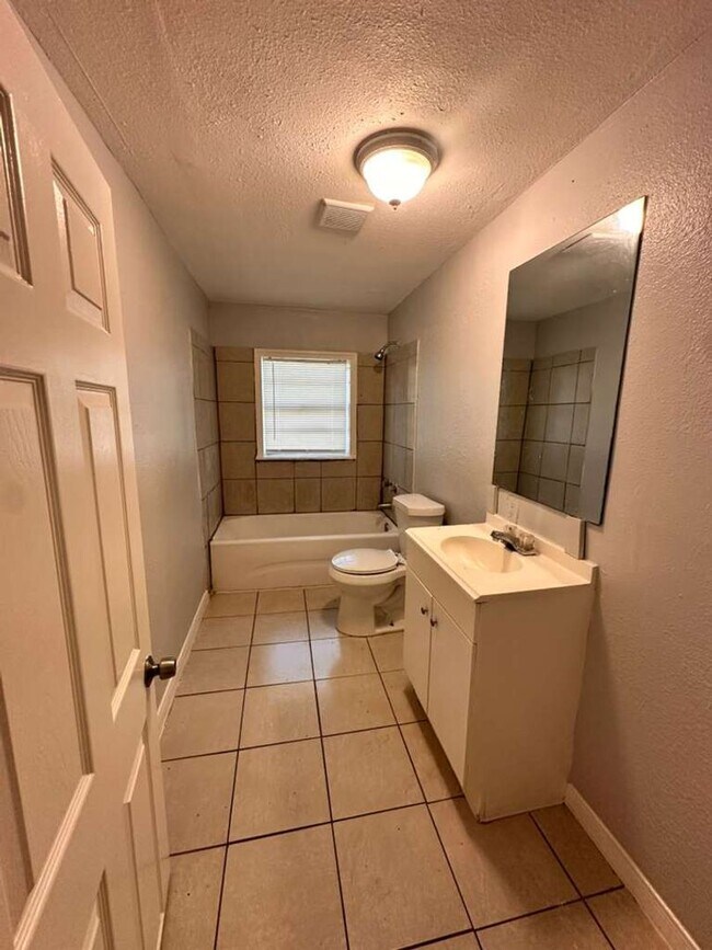 Building Photo - 306 Lake Rd