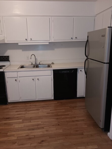 Building Photo - 139 E Hill St