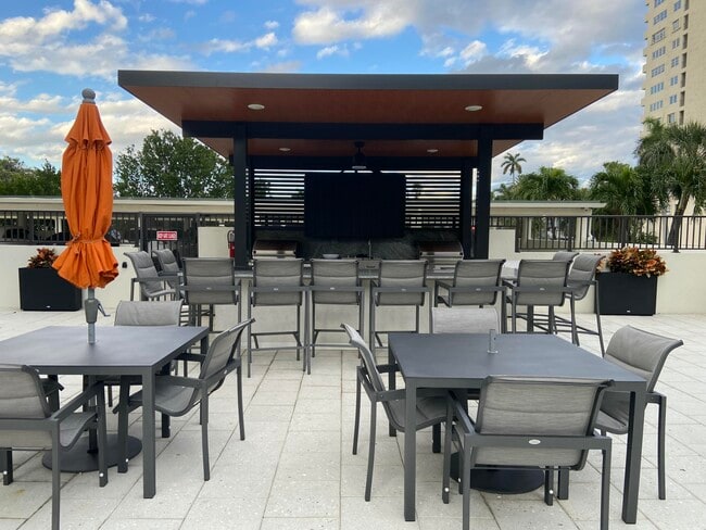 Building Photo - 340 Sunset Dr