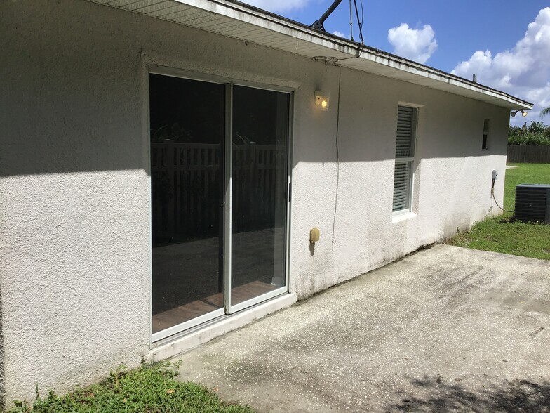 Building Photo - 332 McKay Blvd