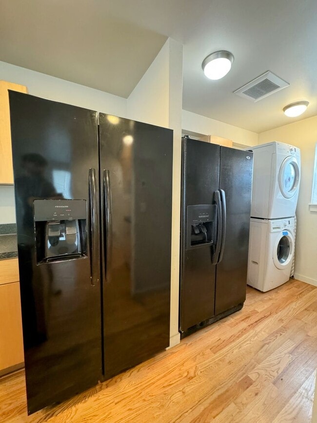 Building Photo - Spacious 9-Bedroom Home in Seattle’s Unive...