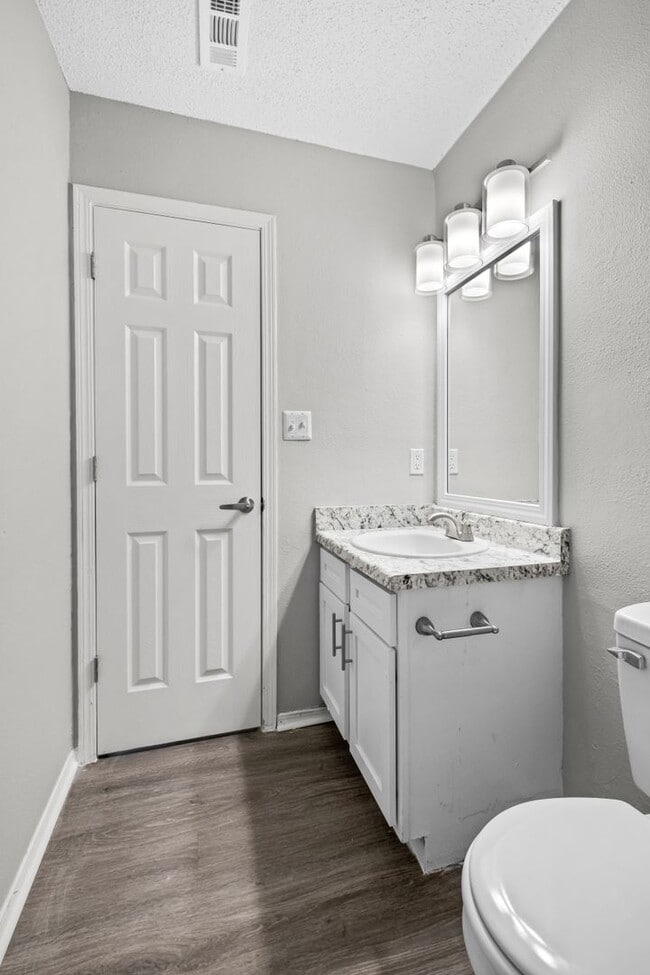 Building Photo - Newly Renovated Duplex in West Fayetteville!