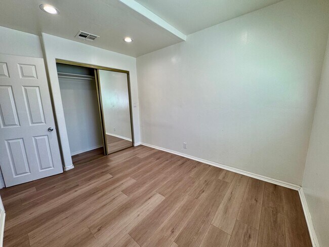 Building Photo - Upgraded 1 bedroom 1 bathroom, Great Glendale Location