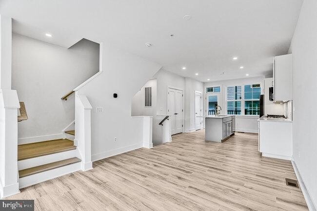 Building Photo - 11236 Bunsen St