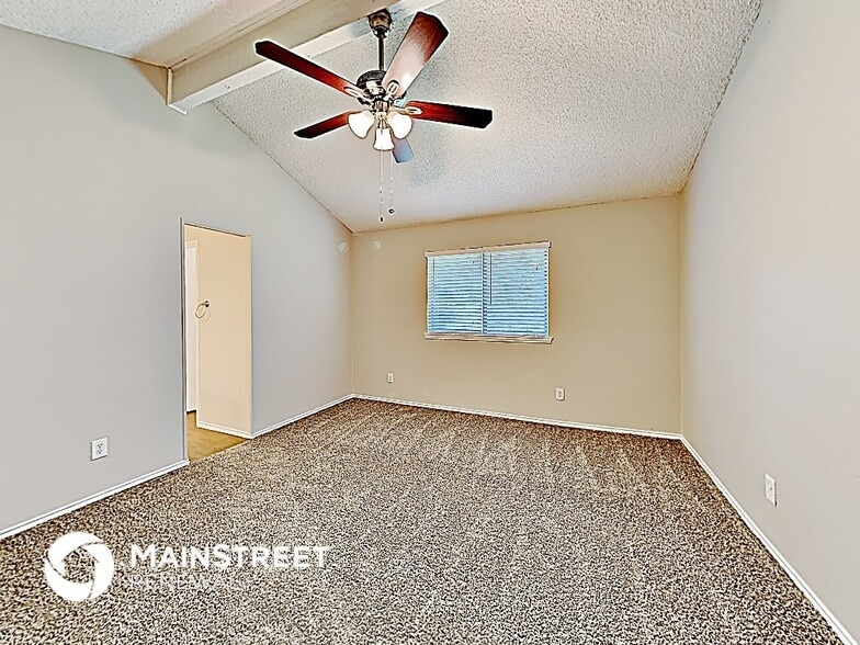 Building Photo - 808 Crystal Creek Ln