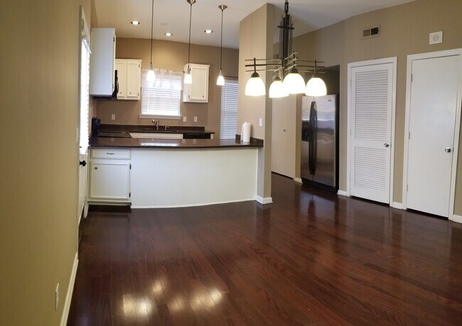 Building Photo - 2730 Linmar Ave