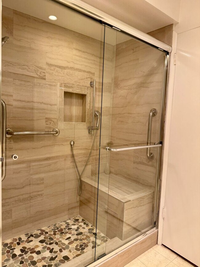Building Photo - Large 2 bed 2 bath