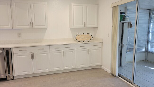 Building Photo - Annual unfurnished nicely renovated 2/2 villa near the Ringling Museum