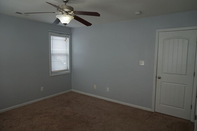 Building Photo - 3 Bedroom 2.5 Bathroom with a Bonus Room located in The Cottages at Petersburg Subdivision, Richl...