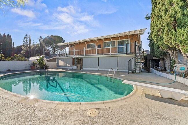 Building Photo - "Experience Luxurious Living: Spacious 4-B...