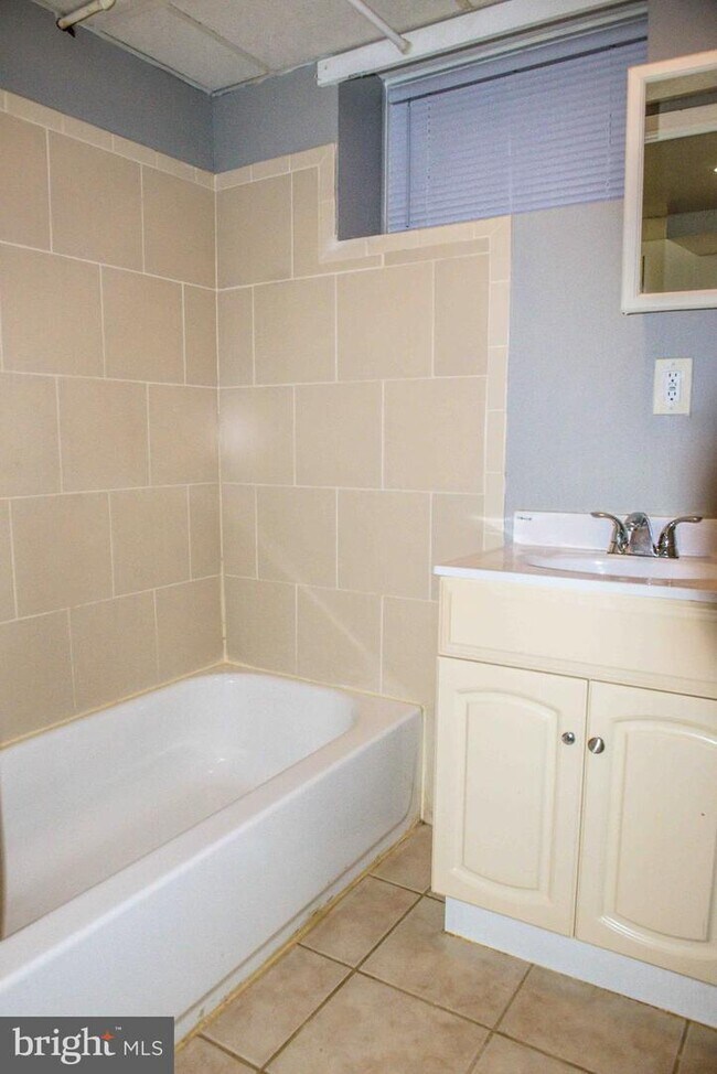 Building Photo - 521 Warren Rd