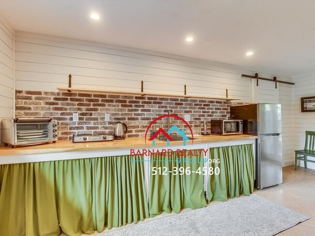 Building Photo - Available Mid July: Studio in Historic District