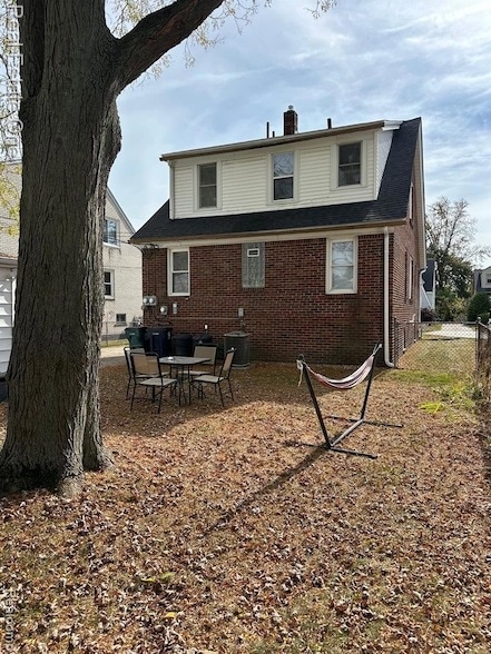 Building Photo - 122 W Houstonia Ave