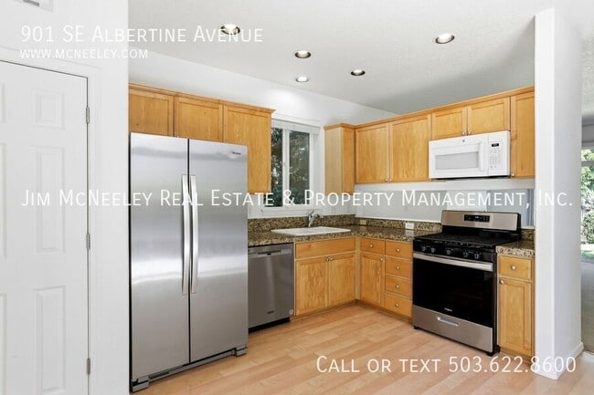 Building Photo - 901 SE Albertine St