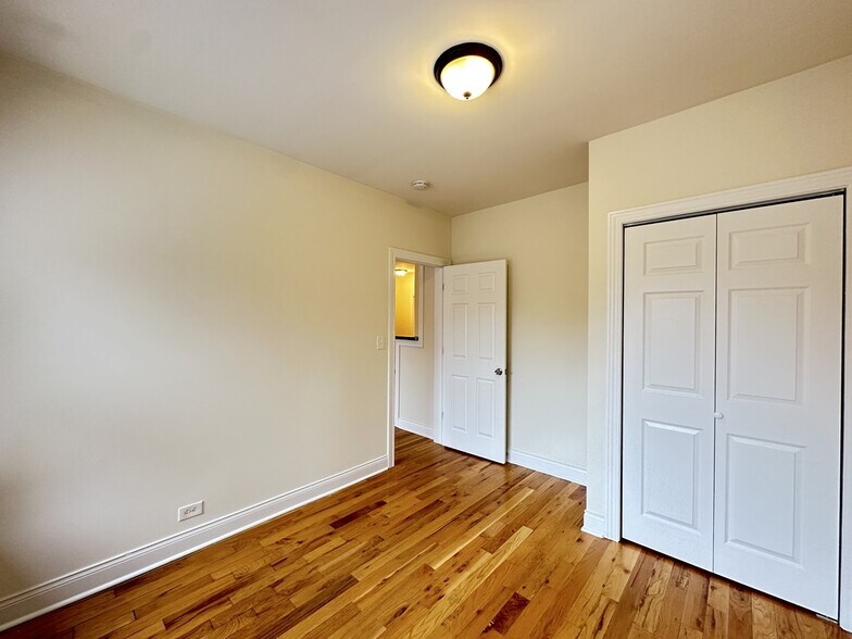 Building Photo - 633 W Cornelia Ave