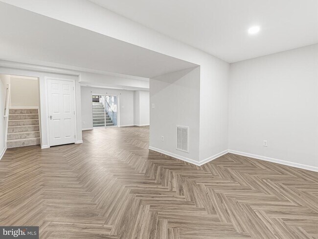 Building Photo - 45370 Barefoot Dr