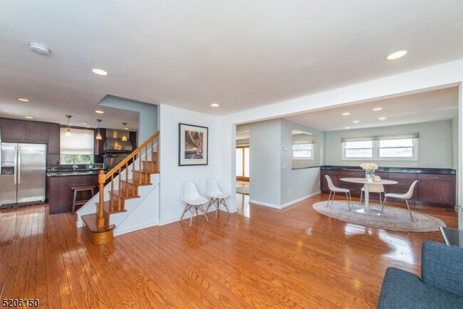 Building Photo - 326 Victor St