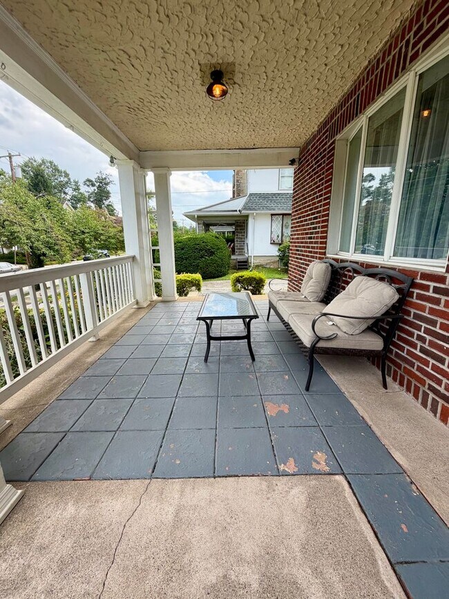 Building Photo - Stunning 4-Bed/2-Bath Home in the heart of Lansdowne! Available First Week of September!