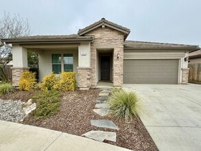 Building Photo - 3 Bedroom 2 Bathroom in SE Visalia!