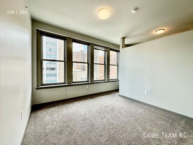 Building Photo - 306 E. 12th St.-1009