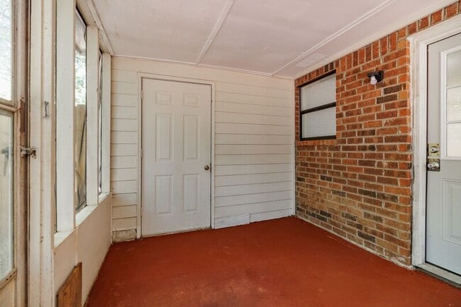 Building Photo - 112 Upland Ct