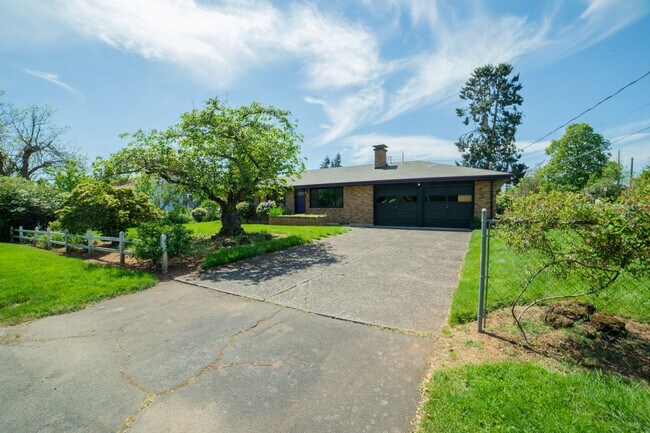 Building Photo - Large One Level Oregon City Home