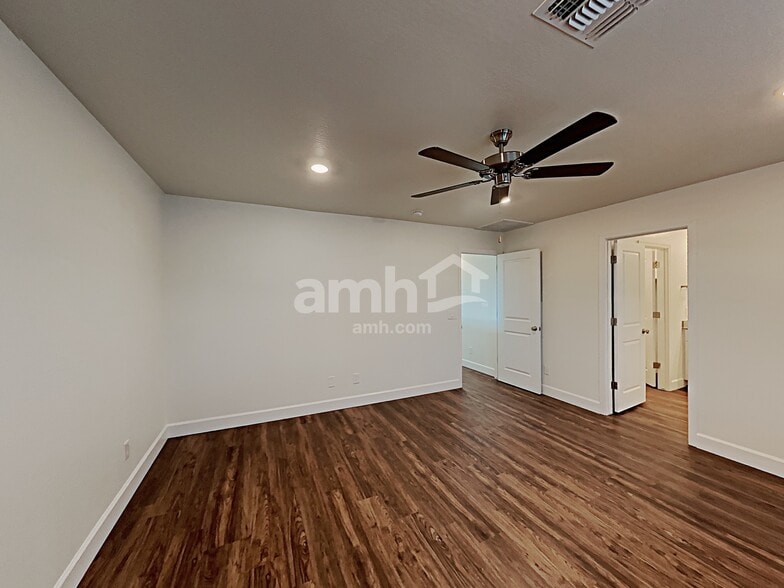 Building Photo - 622 W Harbor Dr