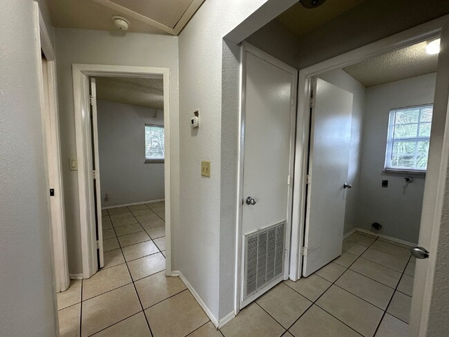 Building Photo - "Charming 2-Bed in Port Charlotte!"