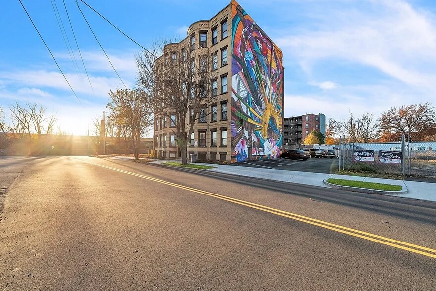 Building Photo - 649 S Summer St